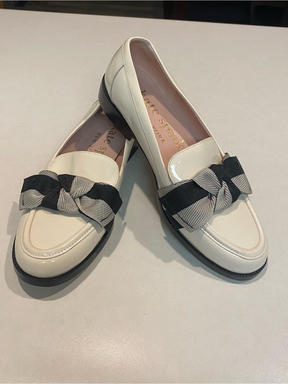 KATE SPADE LEANDRA PATENT LEATHER LOAFER CREAM BLACK BOW PLAID
HEEL SZ 7 - Picture 16 of 16
